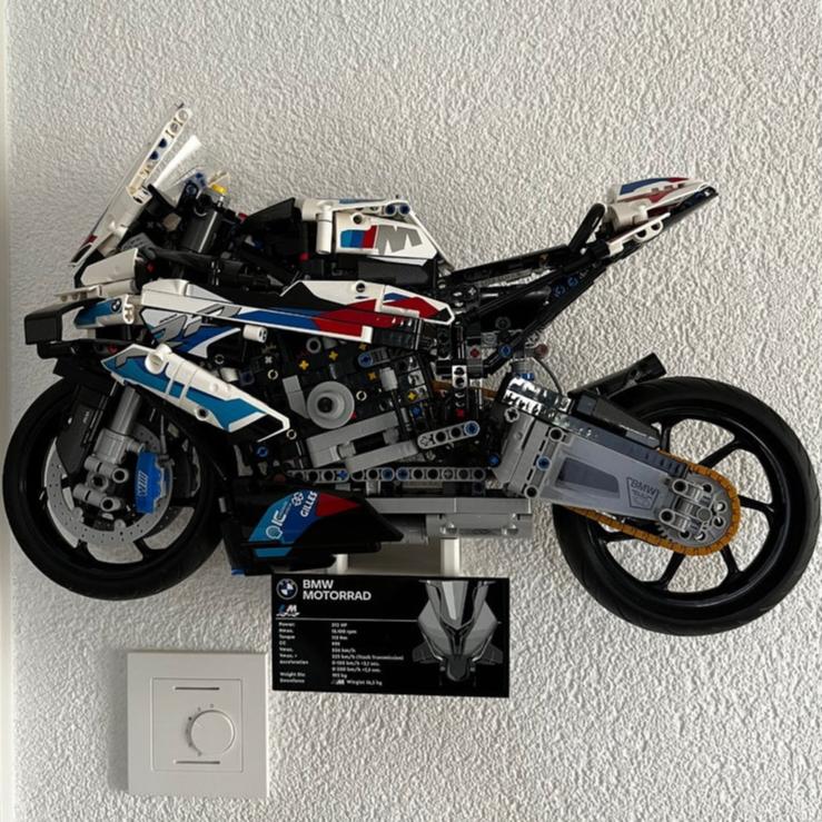 Nástěnný držák pro LEGO Technics BMW S1000RR