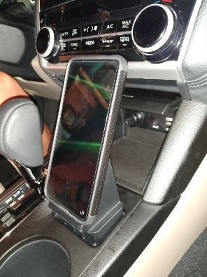 Magnetický držák telefonu pro středovou konzoli Subaru Outback 2018