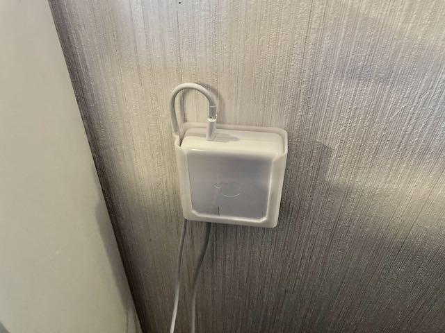 Držák pro nabíječku Macbook USB-C na zeď
