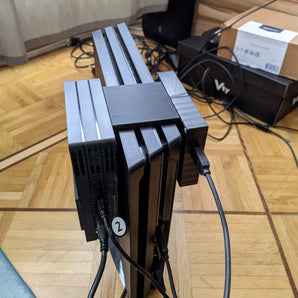 Vertikální montáž PS4 Pro pro procesor PSVR a externí HDD