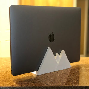 Vertikální stojan pro MacBook Pro – 15palcový (2018) s designem hory