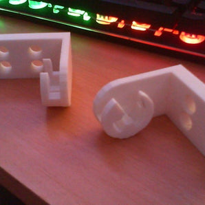 Nástěnný držák na kytaru/basu s knoflíkem na popruh