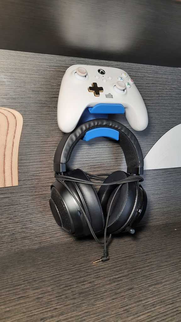 Zaoblený držák pro Xbox a sluchátka