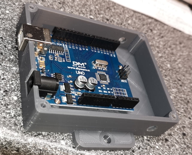 Krabička Arduino s montážními klapkami a víkem pro klon DM DIYMORE