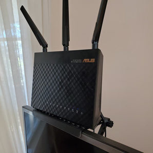 Nastavitelná police pro TV a počítačový monitor