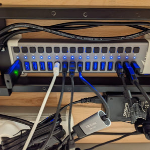 Nabíjecí rozbočovač USB i-Tec Nástěnný / stolní držák