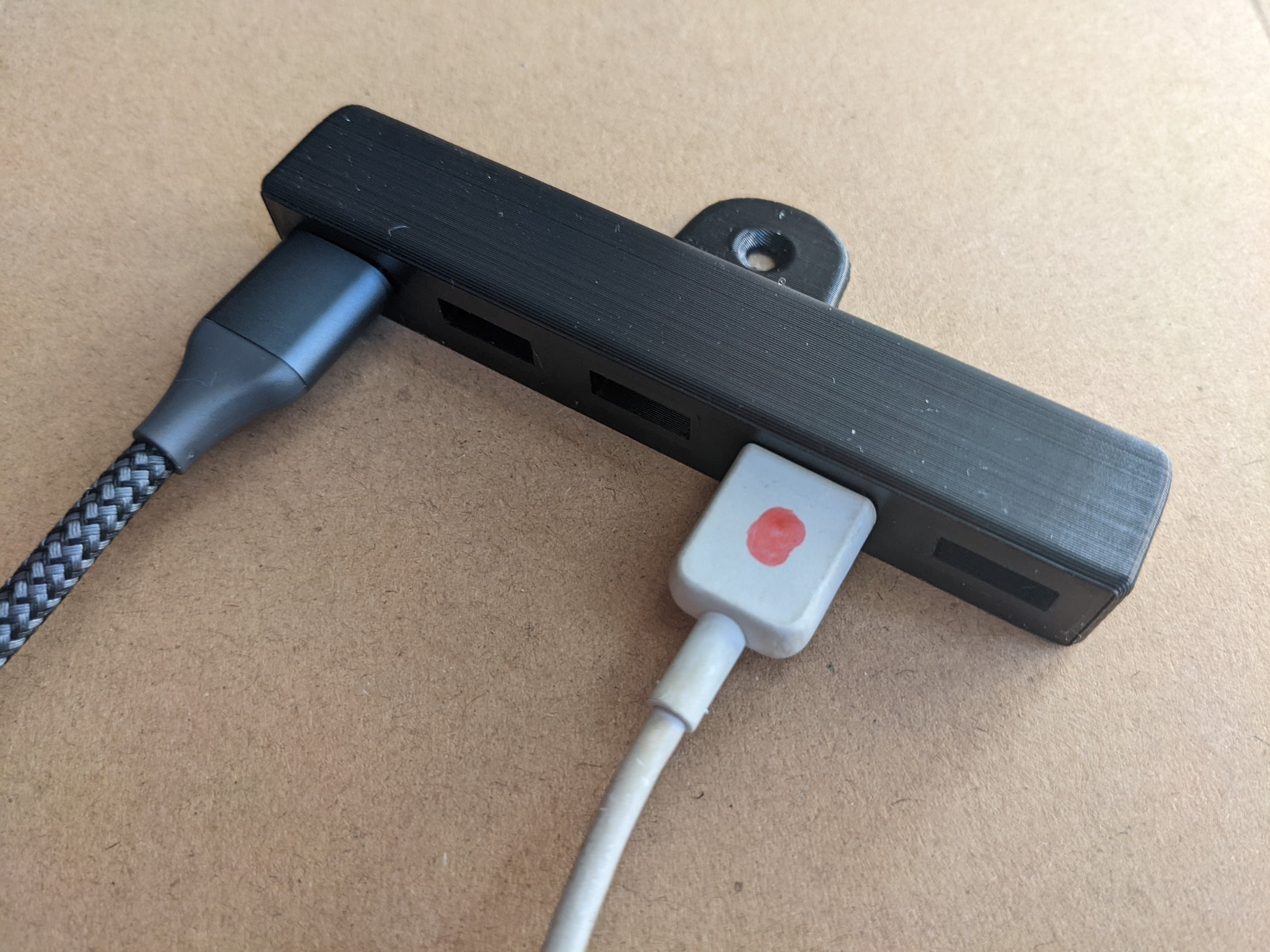 Nástěnný držák pro kabely USB s 5 sloty