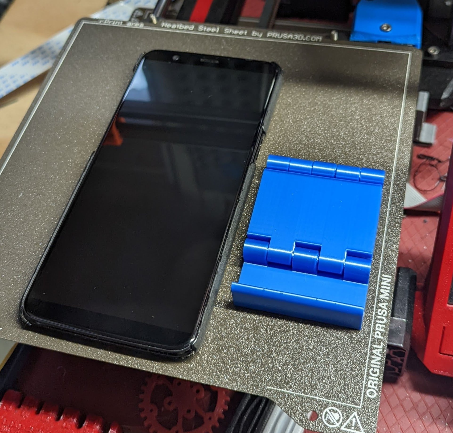 Minimalistický ultrapřenosný skládací držák telefonu