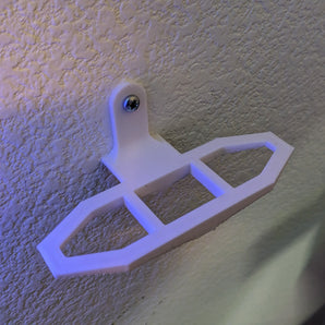 Elegantní nástěnný držák na auta Pinewood Derby