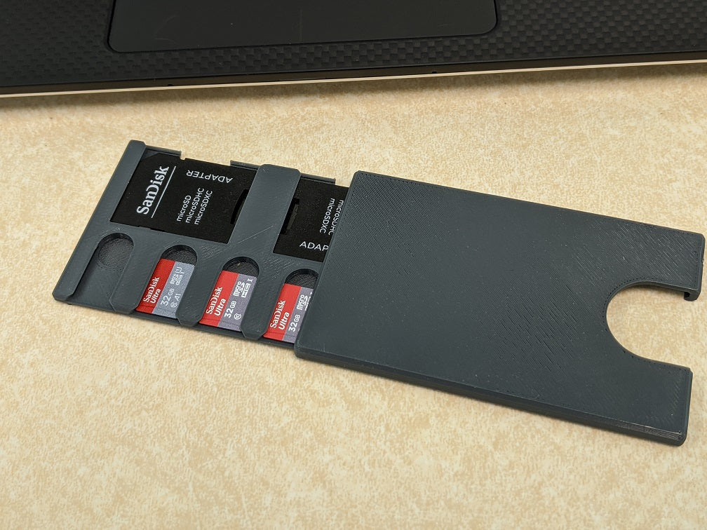 Pouzdro na karty SD/MicroSD ve velikosti kreditní karty