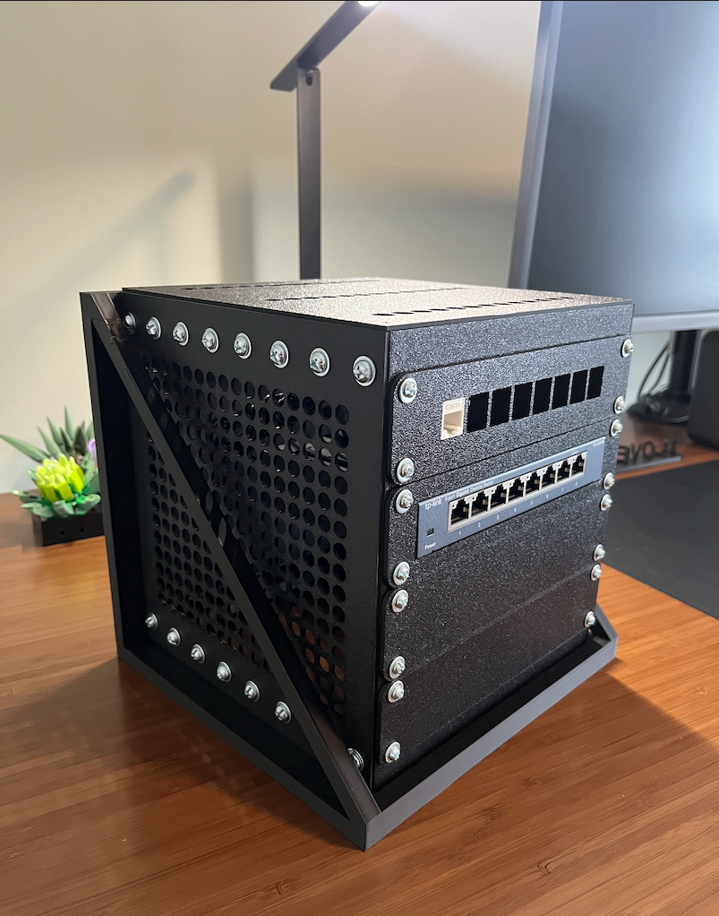 Nástěnná montáž/police pro Mini serverový rack