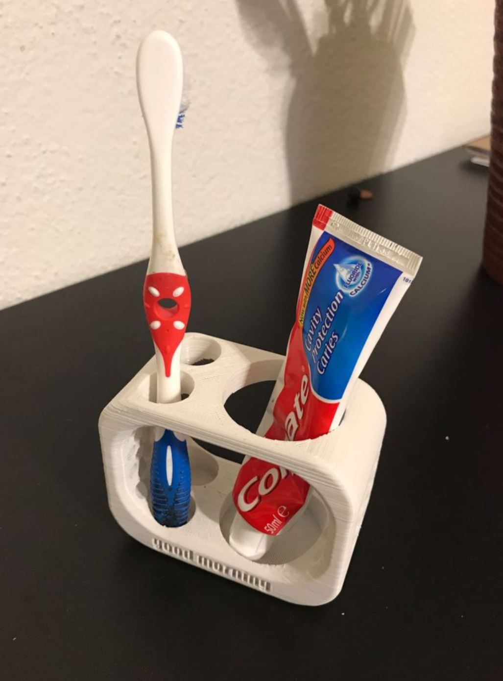 Držák na zubní kartáček a pastu pro dva zubní kartáčky