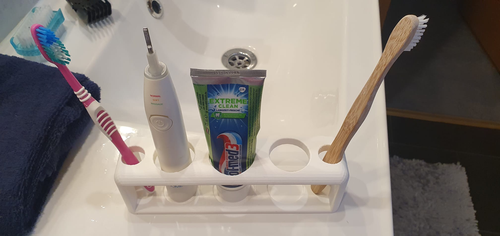 Držák na zubní kartáčky pro 2 normální a 2 elektrické zubní kartáčky s prostorem pro zubní pastu
