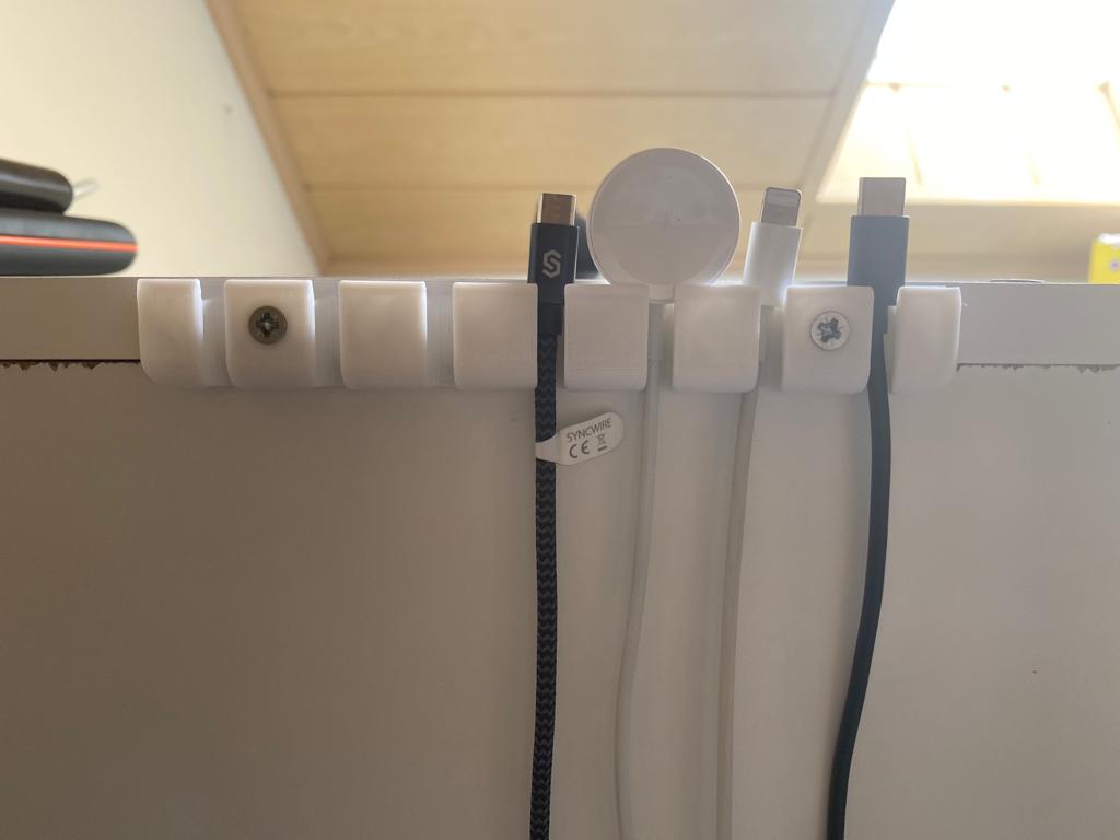 Držák a organizér kabelů USB