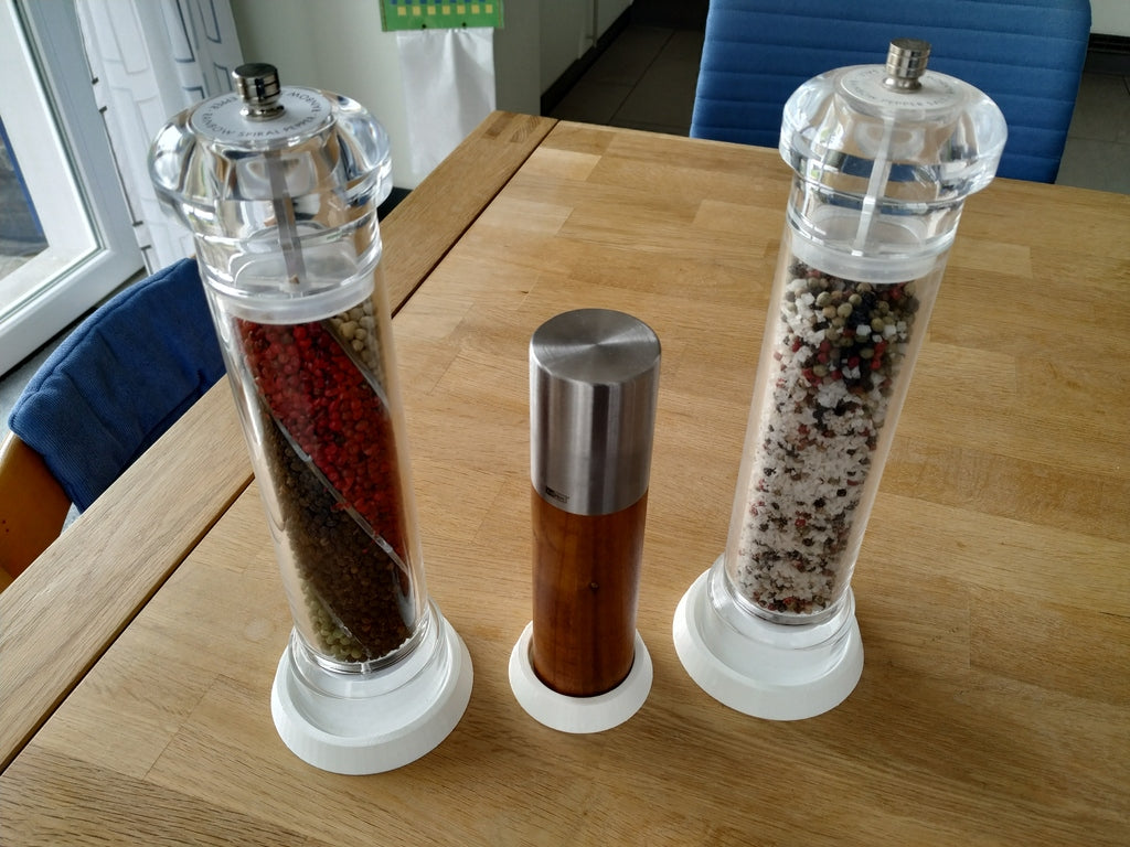 Prostírání mlýnku na pepř nebo sůl