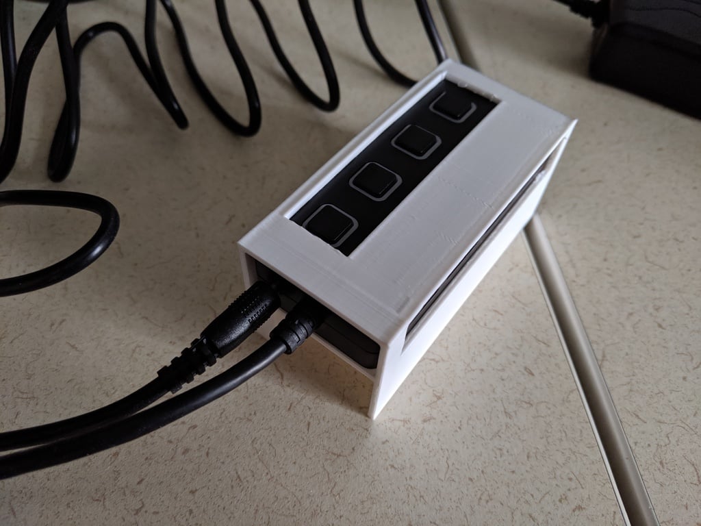 Držák USB hubu pro montáž na stůl