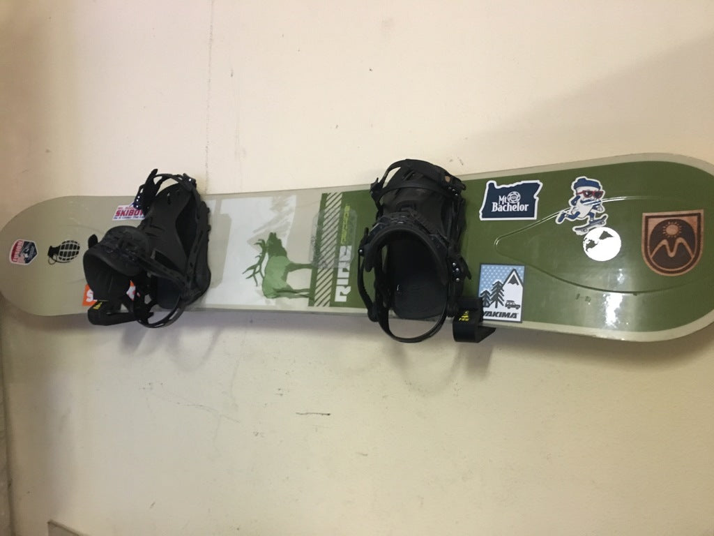 Montáž na stěnu pro snowboard