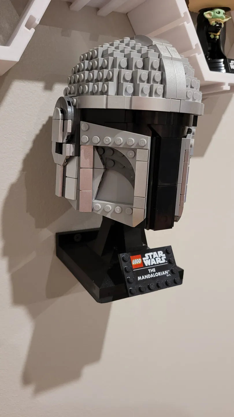 Nástěnný držák na helmu Lego Mandalorian