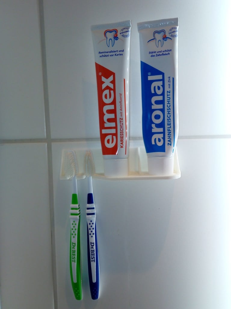 Bezšroubový držák na zubní kartáčky pro různé typy kartáčků