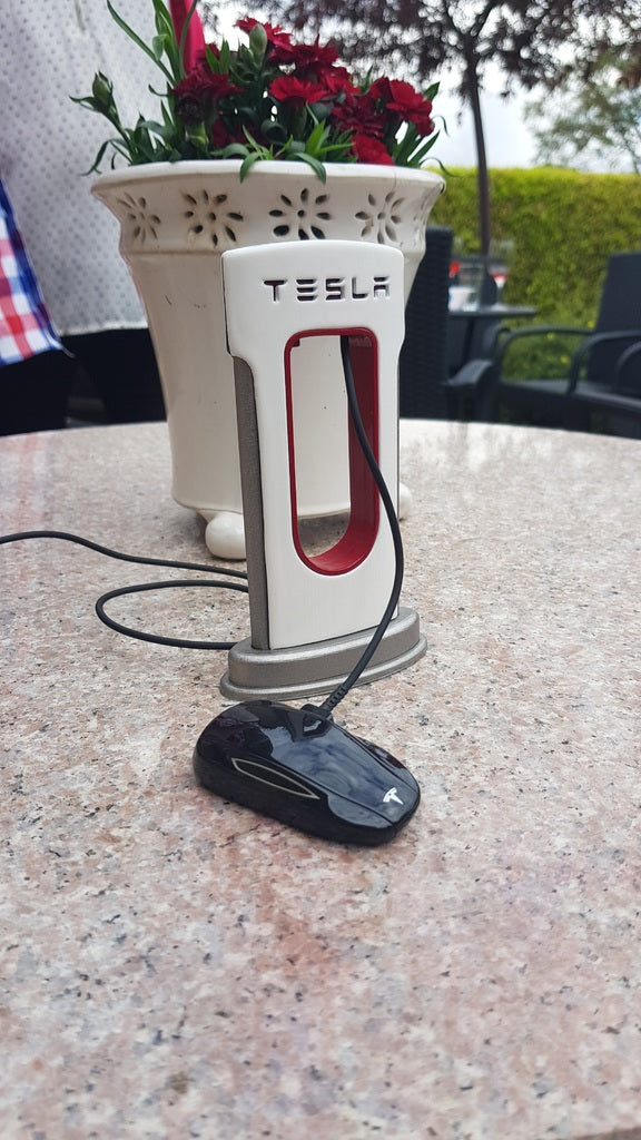 Tesla nabíječka pro telefony typu USB-C
