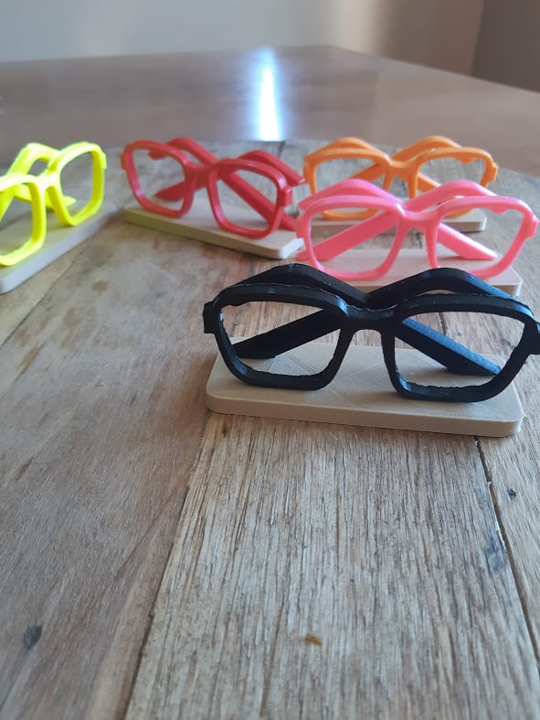 Jednoduchý vizitkář - ve tvaru brýlí
