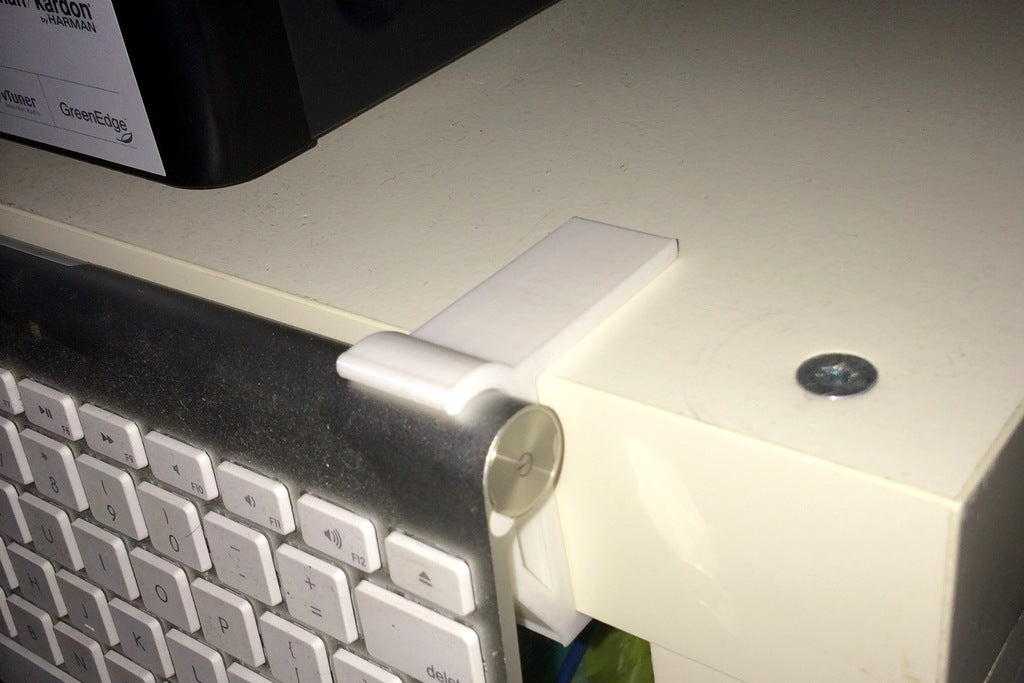 IKEA Expedit / Chybí bezdrátové úložiště pro klávesnici a trackpad Apple