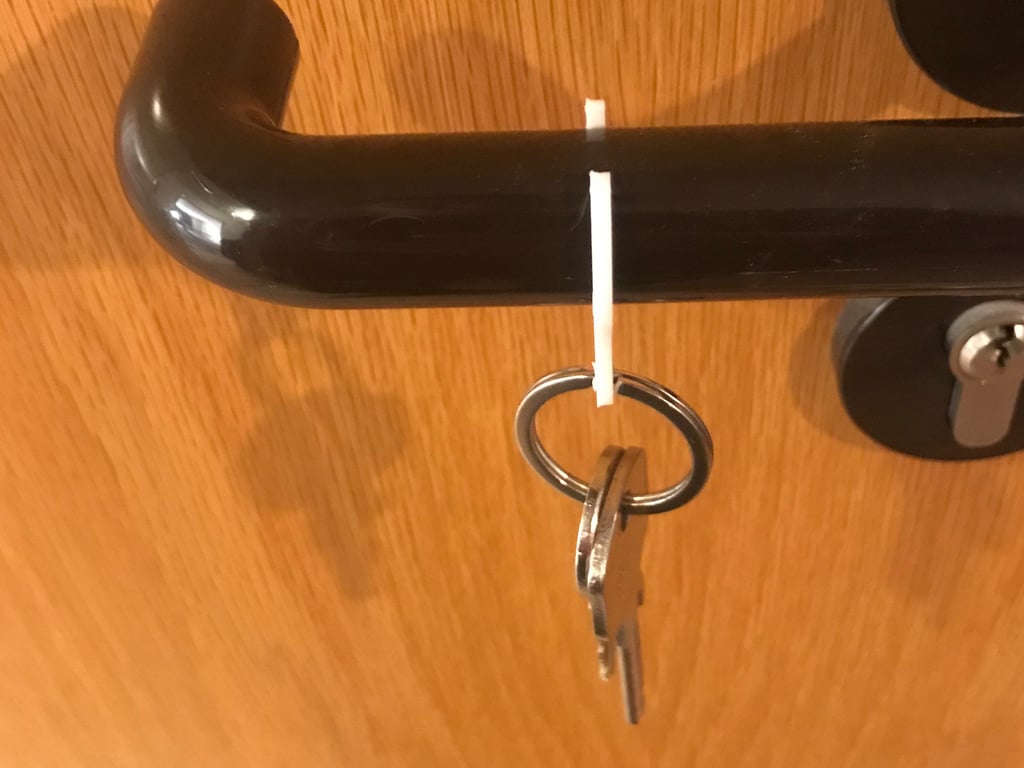 Klip na klíče a žeton nákupního košíku pro kliku dveří