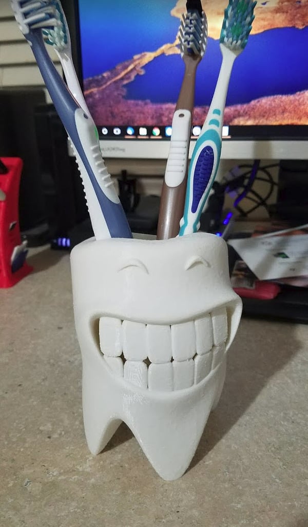 Usměvavý držák na zubní kartáčky s drenážním systémem