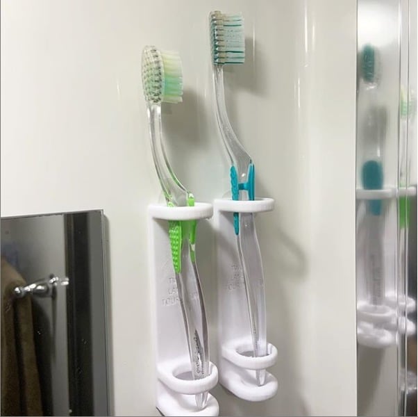 Jednoduchá instalace držáku na zubní kartáčky