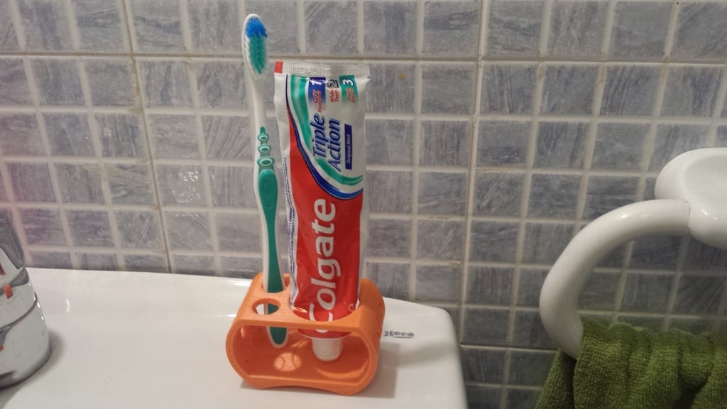 Koupelnové doplňky: držák na zubní kartáček a zubní pastu