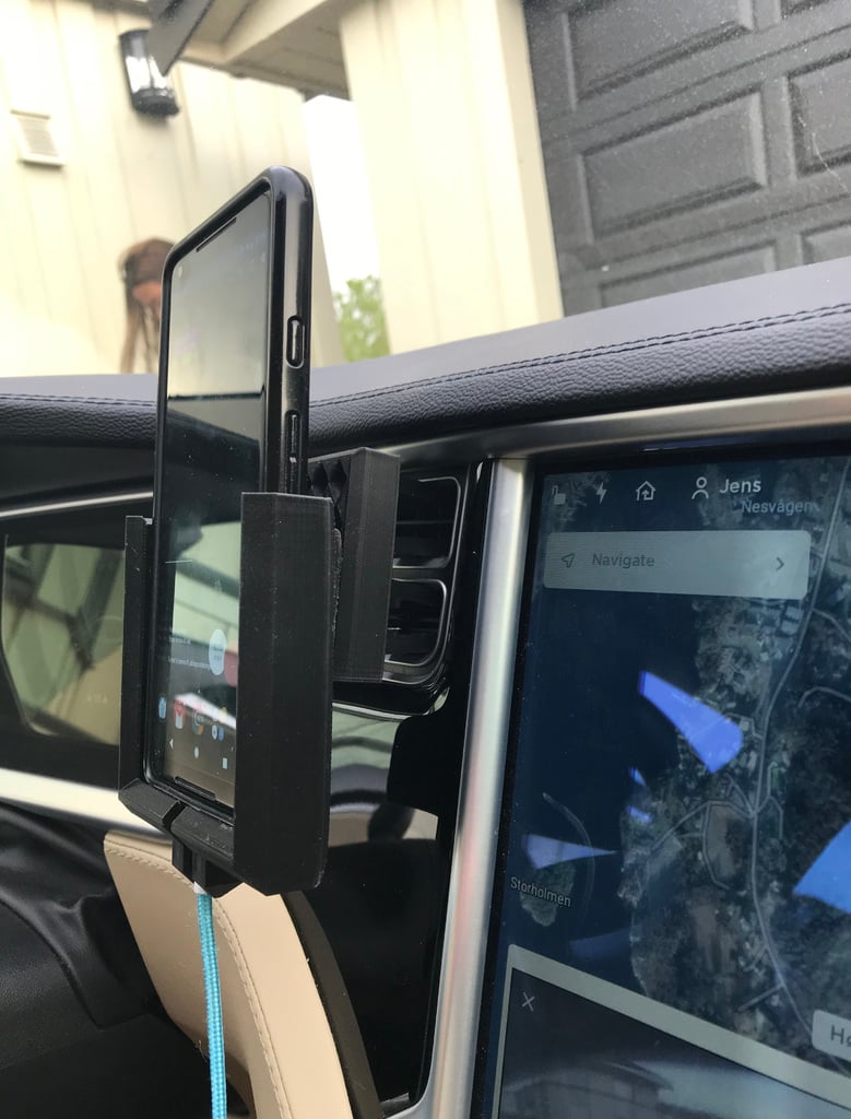 Držák telefonu s držákem AC Mount pro Pixel 2 XL s Rhinoshield Crashguard v Tesle Model S