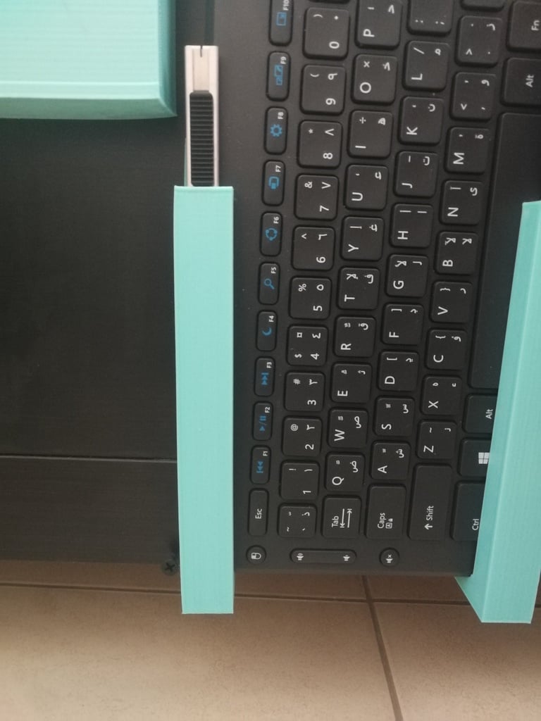 Držák klávesnice pro montáž na konferenční stolek