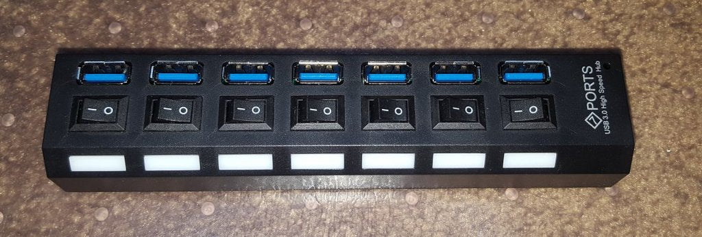 Držák rozbočovače USB se 7 porty s vodítkem drátu