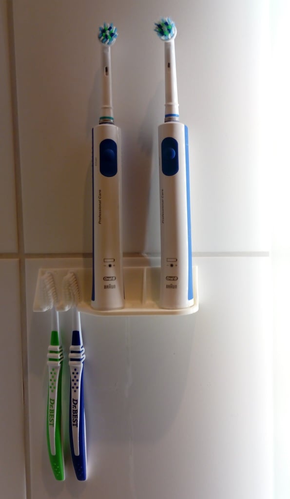 Bezšroubový držák na zubní kartáčky pro různé typy kartáčků