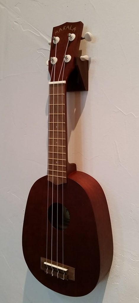 Nástěnný věšák na ukulele s nastavitelnou vzdáleností