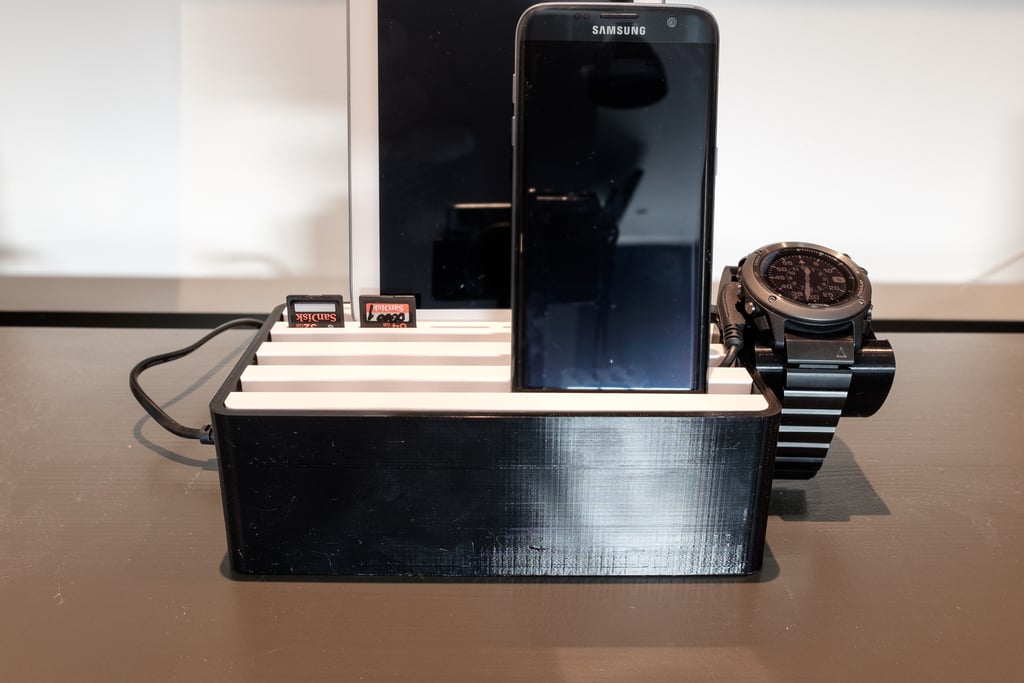Tablet, telefon, chytré hodinky, držák na SD kartu a USB nabíječka