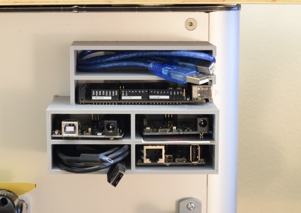 Organizér Arduino s možností montáže na stěnu a kabelový management