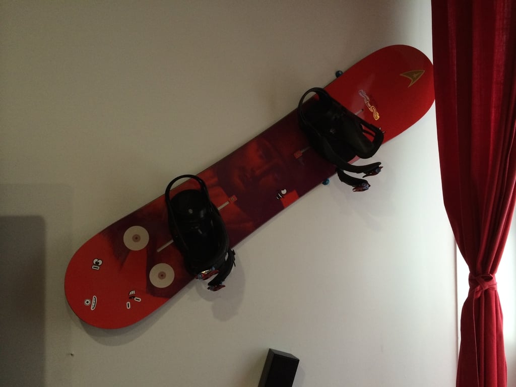 Montáž na stěnu pro snowboard