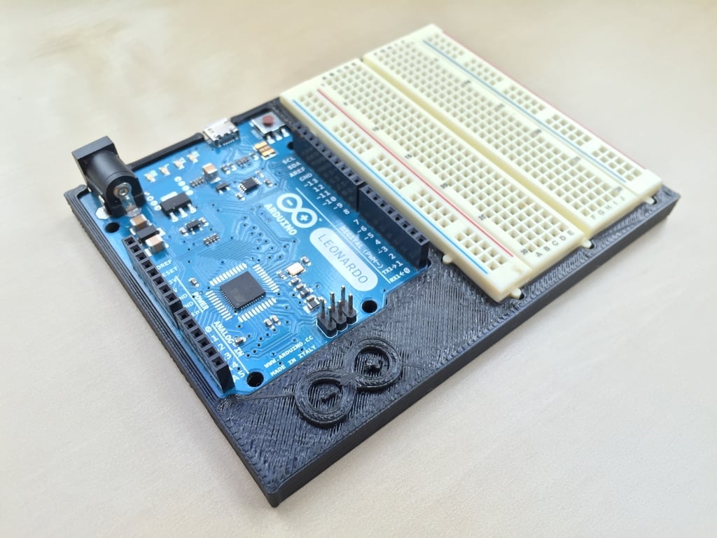 Držák pro Arduino Leonardo a poloviční prkénko