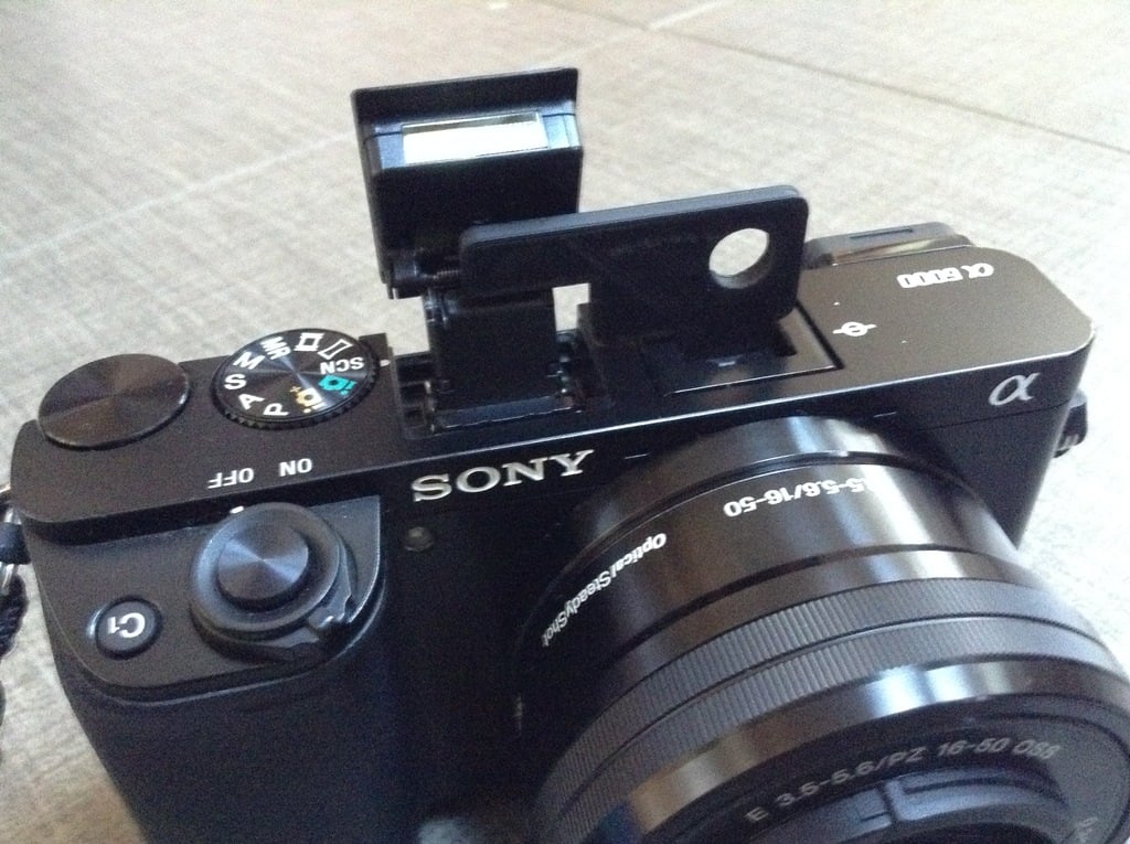 Odrazový držák blesku pro fotoaparát Sony A6000