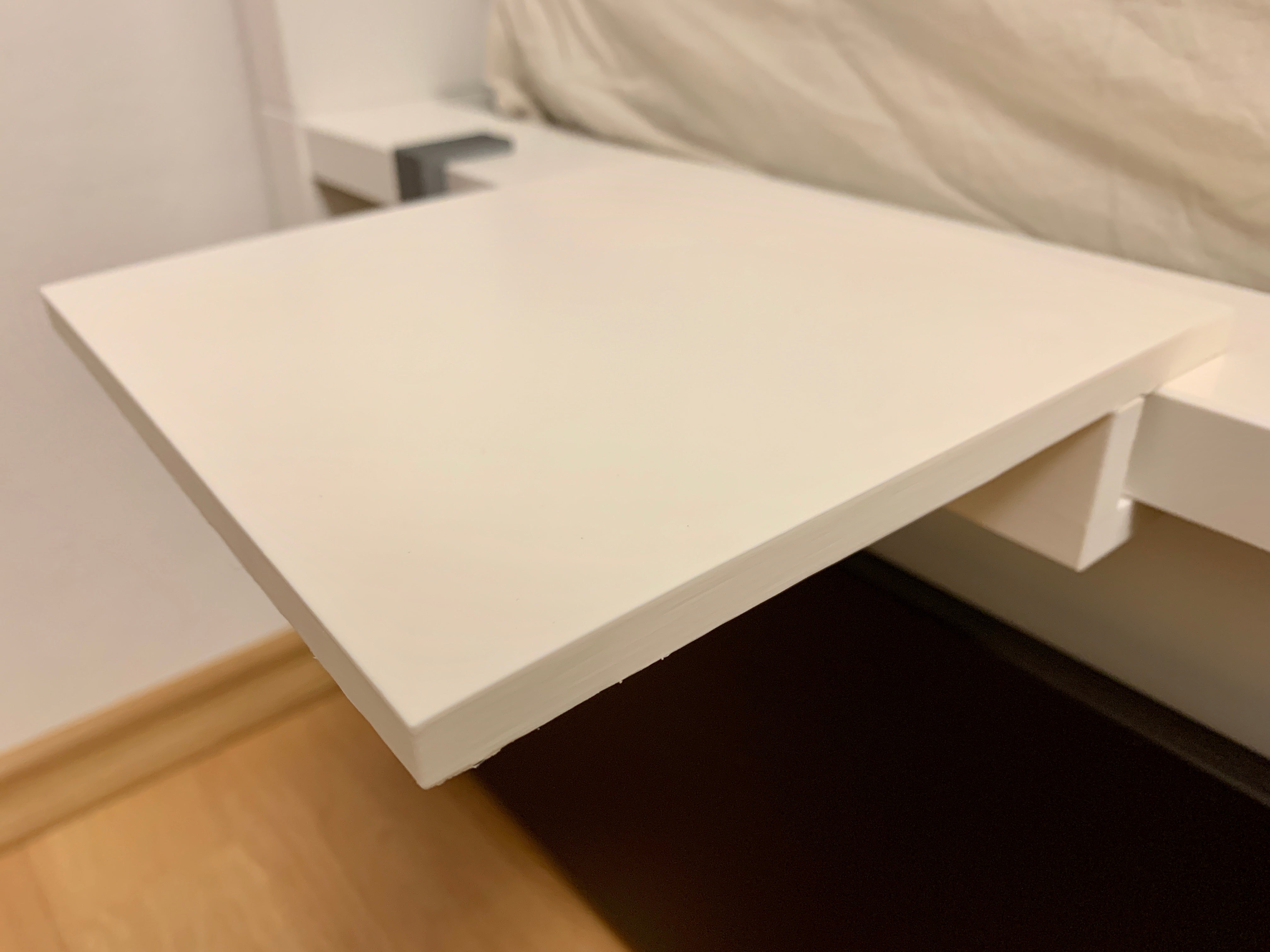 Noční stolek IKEA MALM pro mobilní telefony a další