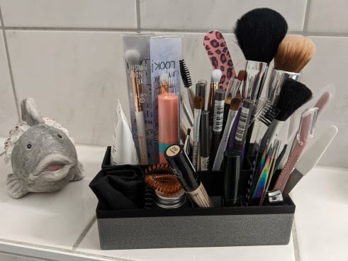 Přizpůsobený organizér na make-up pro zrcadlovou skříňku v koupelně