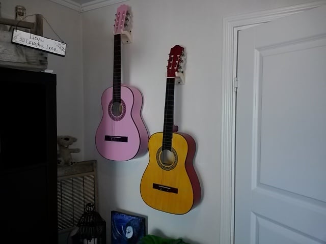 Kytarové nástěnné držáky s poličkou na kytaru