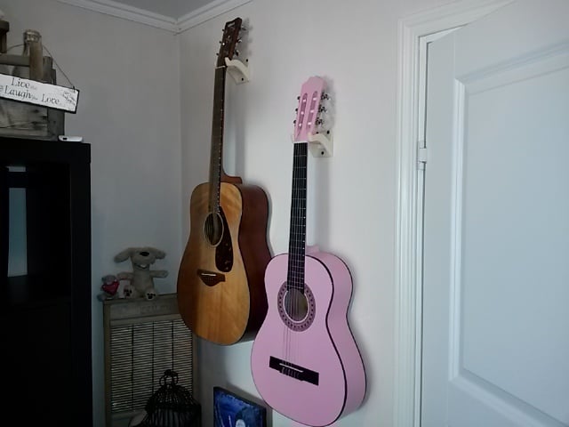 Kytarové nástěnné držáky s poličkou na kytaru