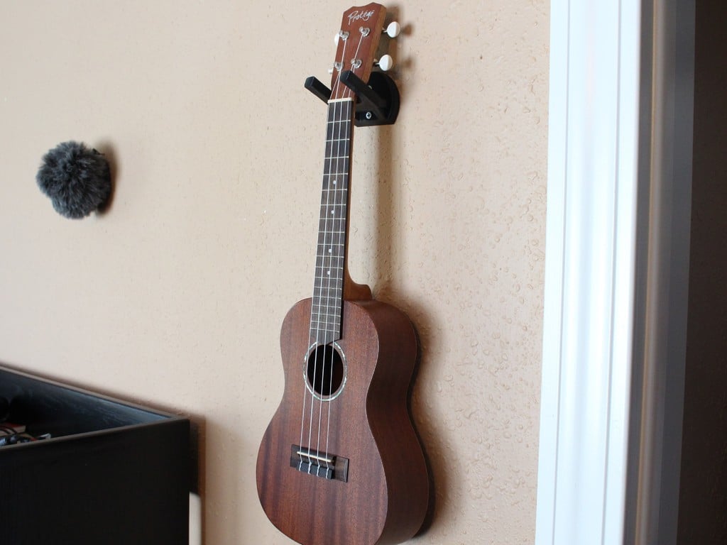 Montáž na stěnu pro ukulele/kytaru