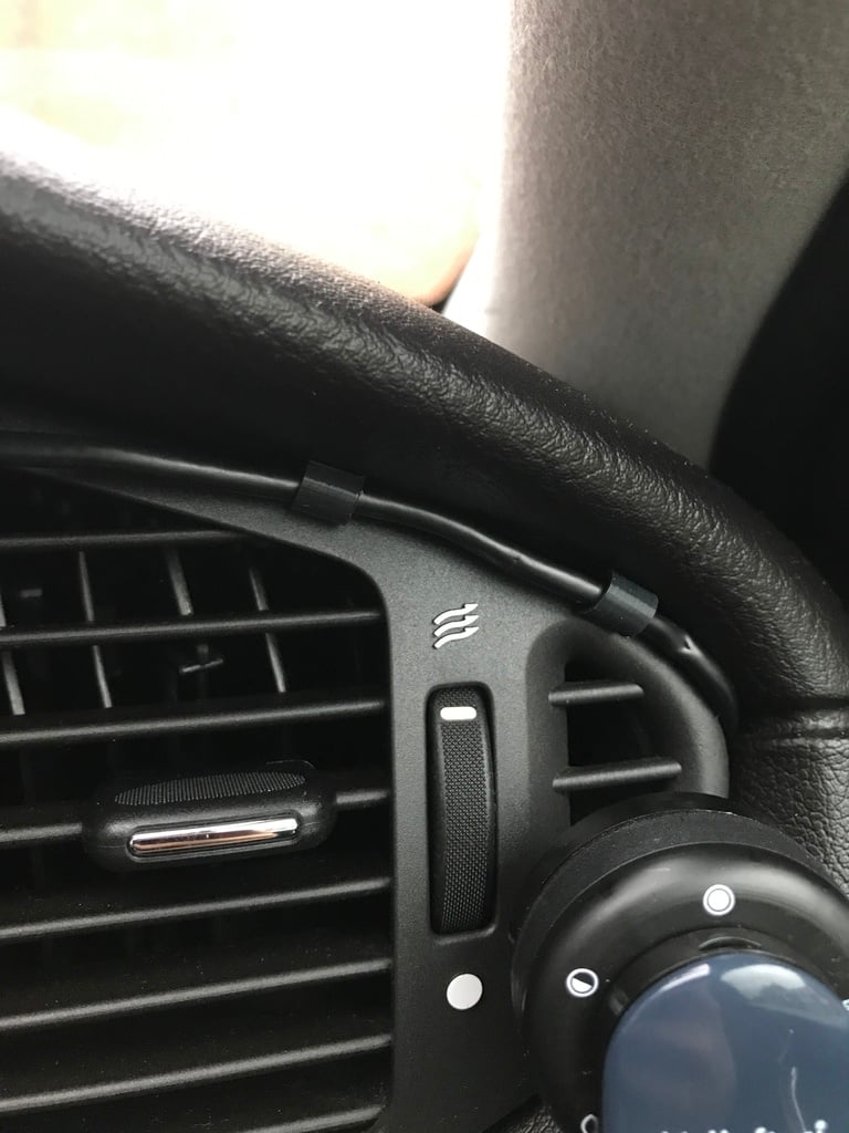 Plně zapouzdřený držák kabelu do interiéru auta