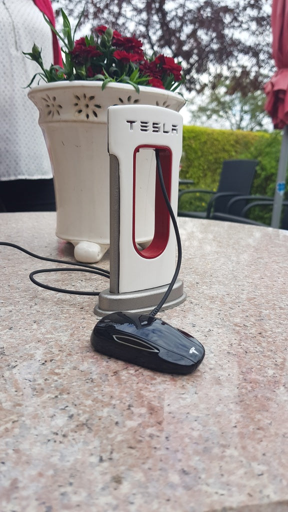 Tesla nabíječka pro telefony typu USB-C