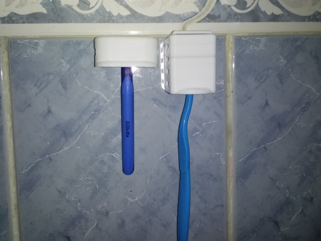 Koupelnový držák na zubní kartáček a žiletku