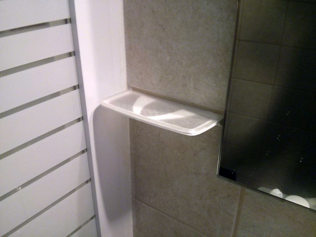 Koupelnová police s průhlednou vaničkou