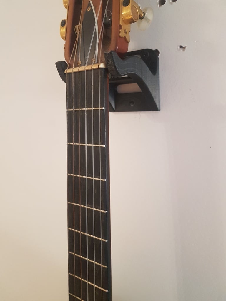 Širší nástěnný držák pro španělskou kytaru